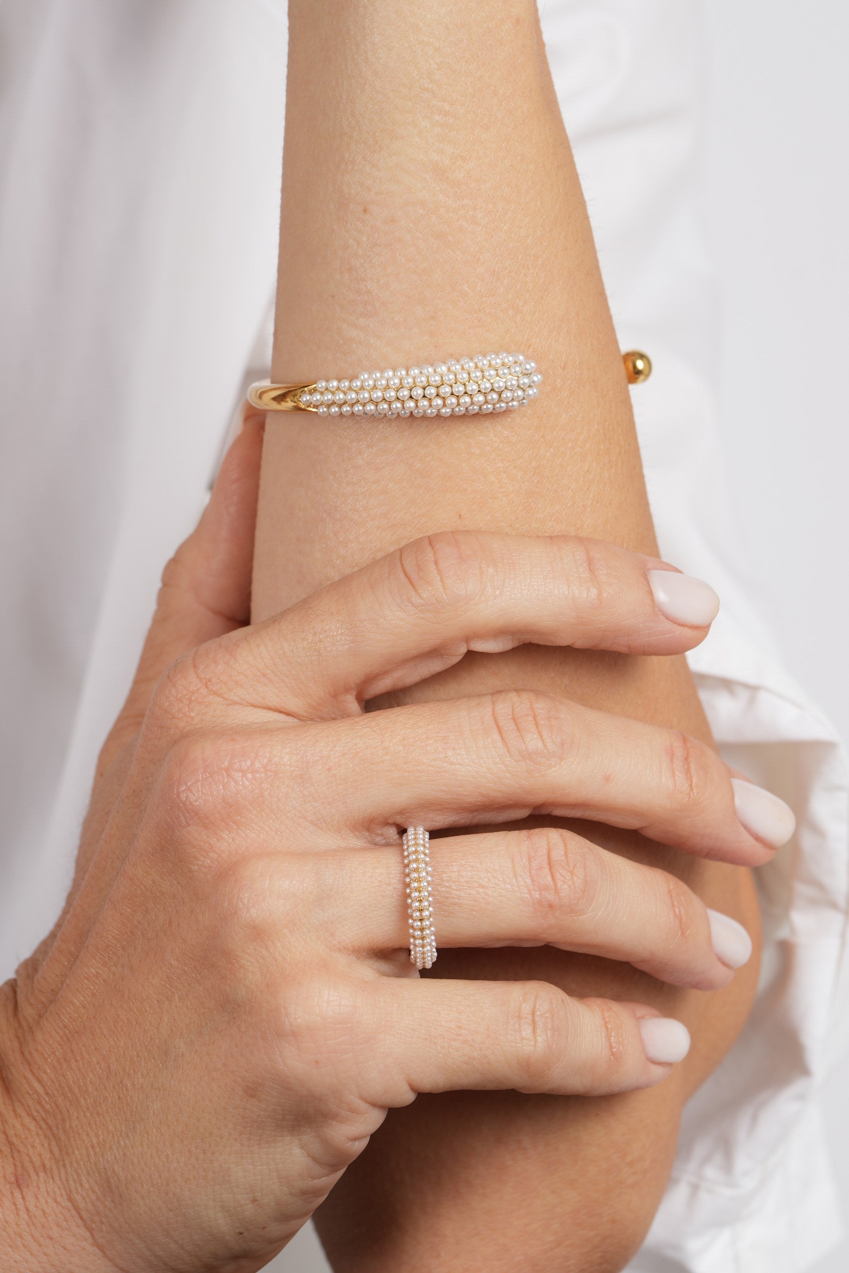 Pulseira Rígida Pearl Caviar by Joana Teles