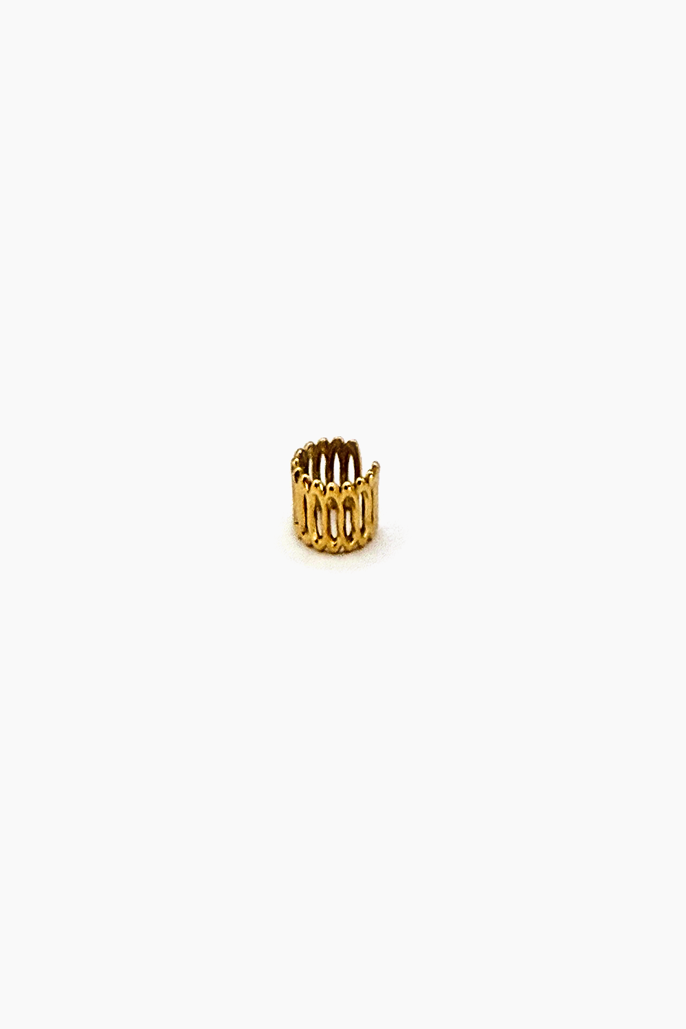 Ear Cuff Eco Dourado moGes, vista em ângulo do formato largo e vazado