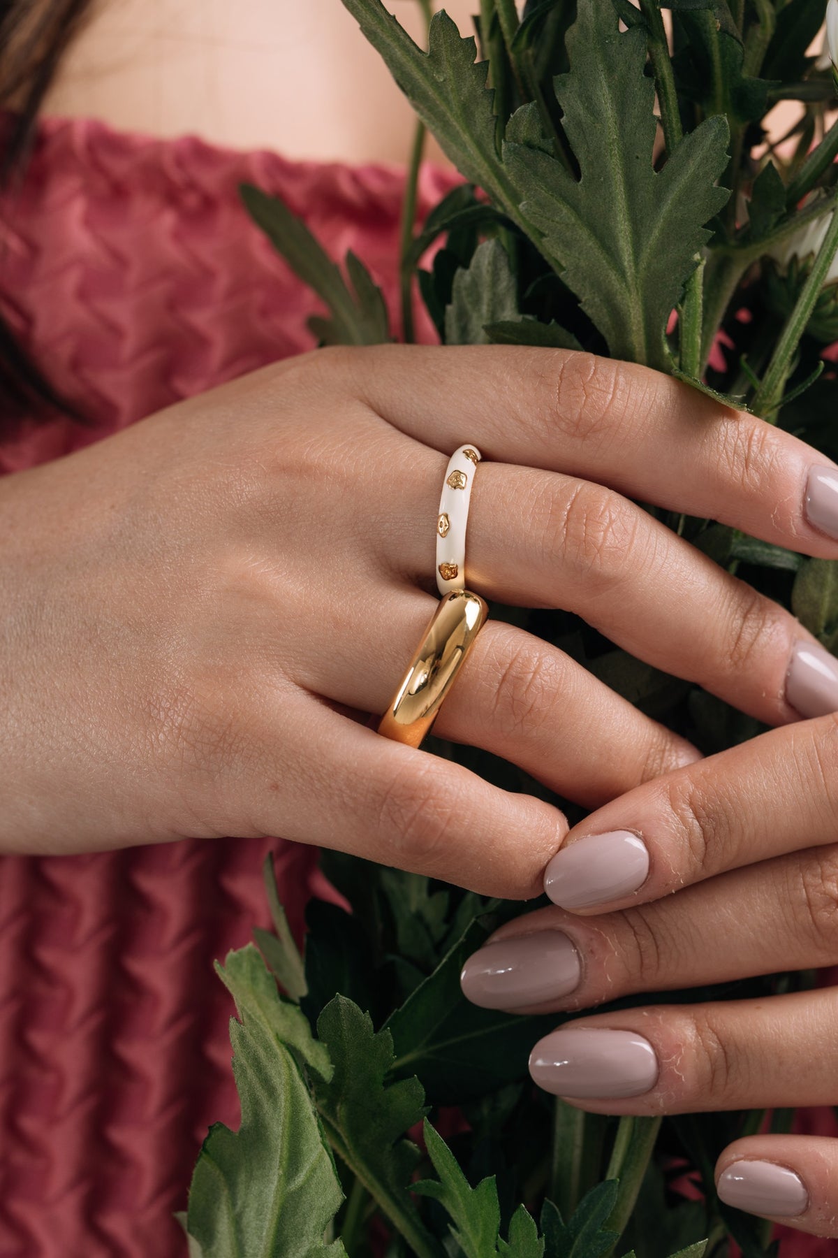 Anel Concrete Chic da Moges Jewellery em aço inoxidável 316L, fotografia de campanha