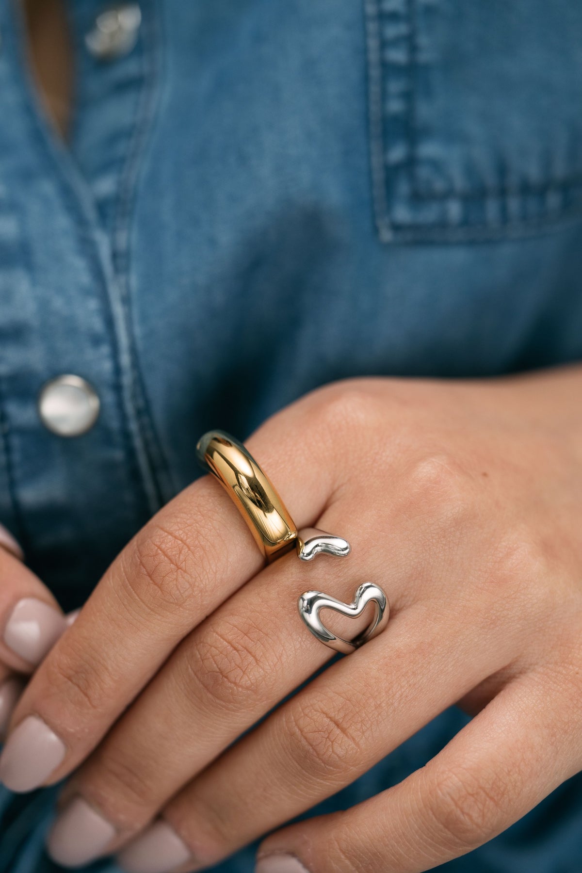 Anel Grit&Glam da Moges Jewellery em aço inoxidável 316L, fotografia de campanha