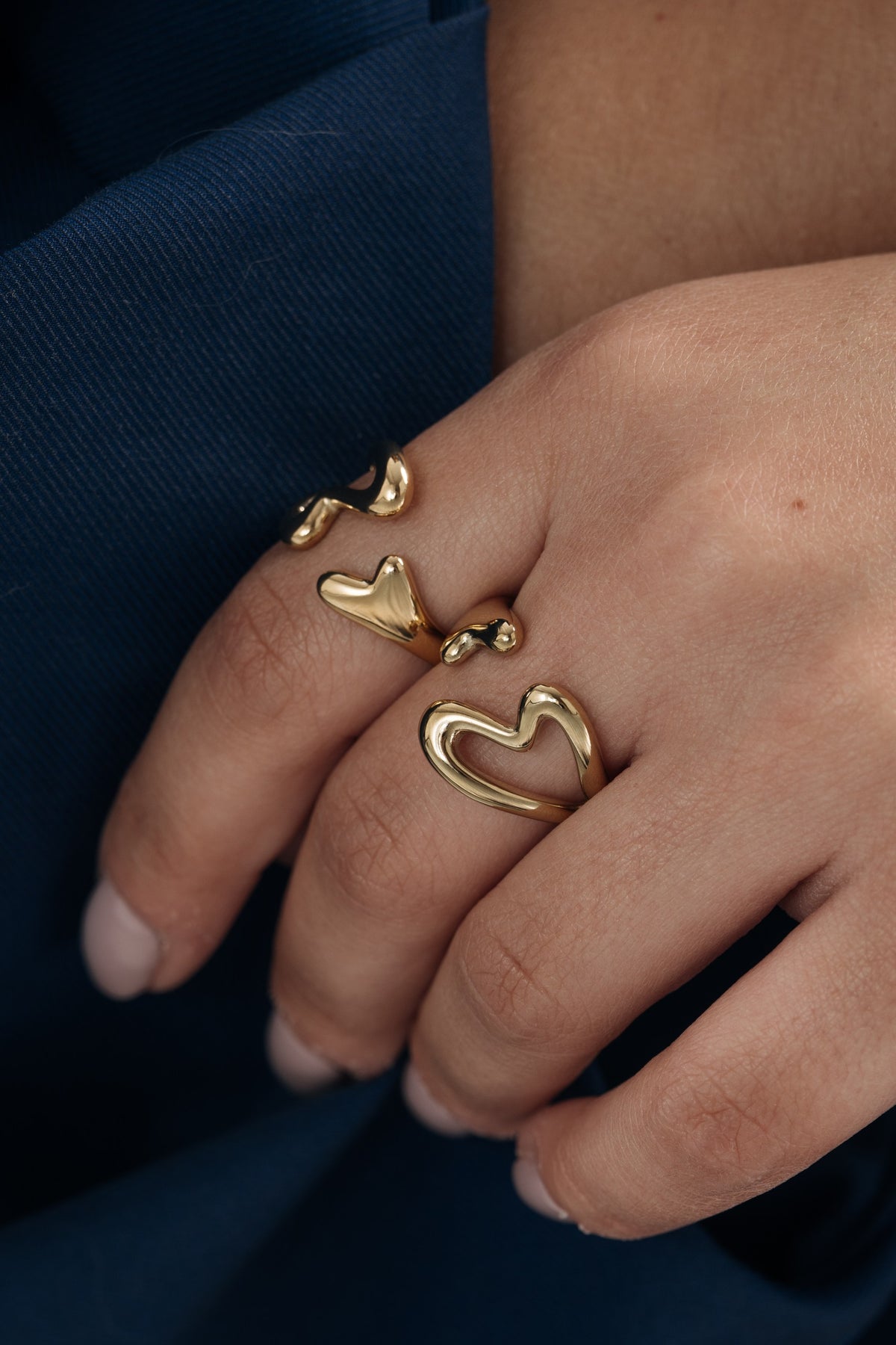 Anel Love Gold da Moges Jewellery em aço inoxidável 316L, fotografia de campanha