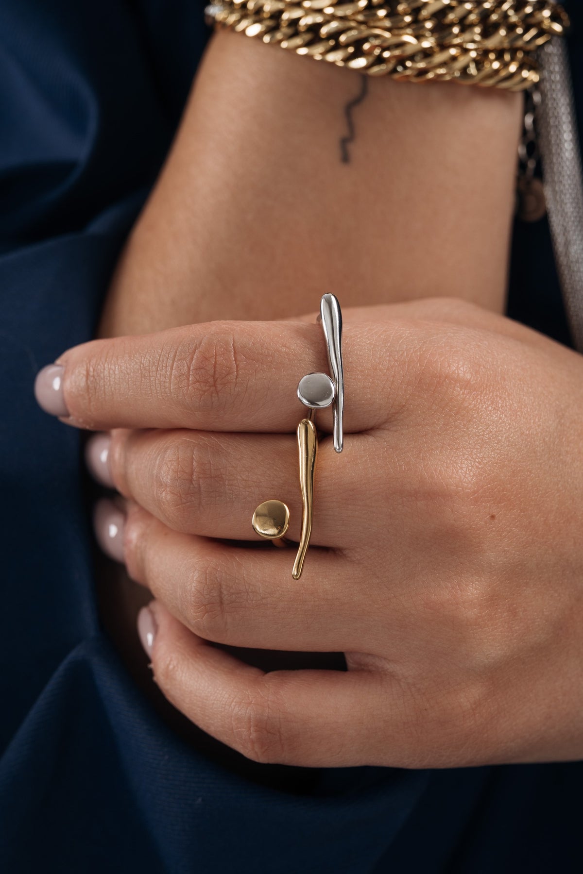 Anel Urban da Moges Jewellery em aço inoxidável 316L, fotografia de campanha