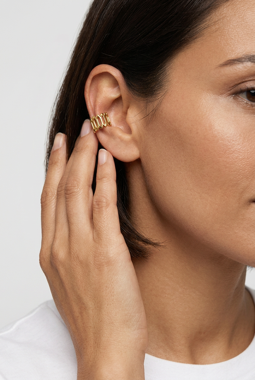Ear Cuff Murmúrio da Moges Jewellery – pormenor com ear cuff Murmúrio dourado e mão junto ao cabelo