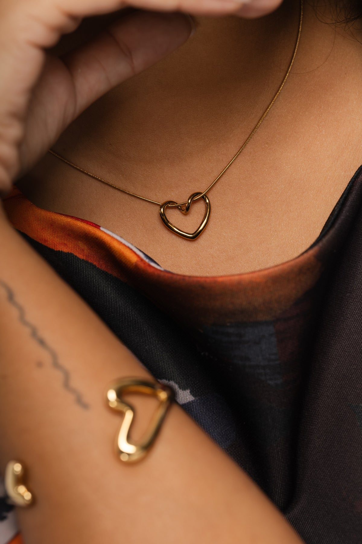 Pulseira Rígida Love Gold da Moges Jewellery em aço inoxidável 316L, fotografia de campanha