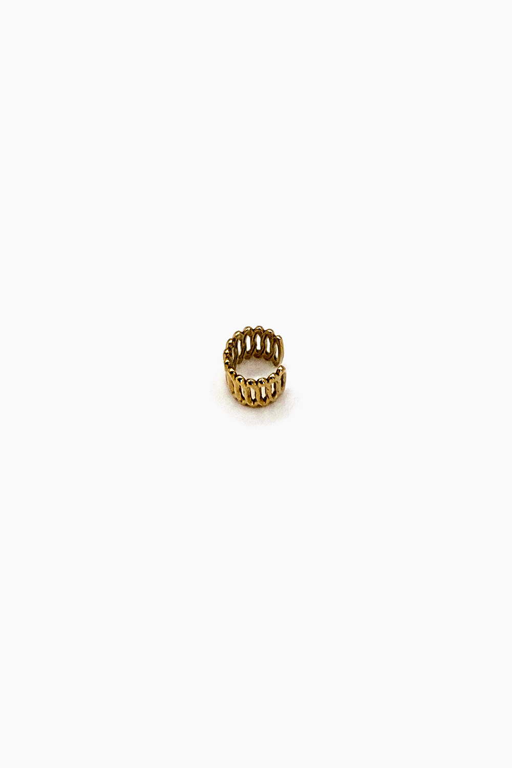 Ear Cuff Eco Dourado moGes, vista de cima da abertura, sem necessidade de furo