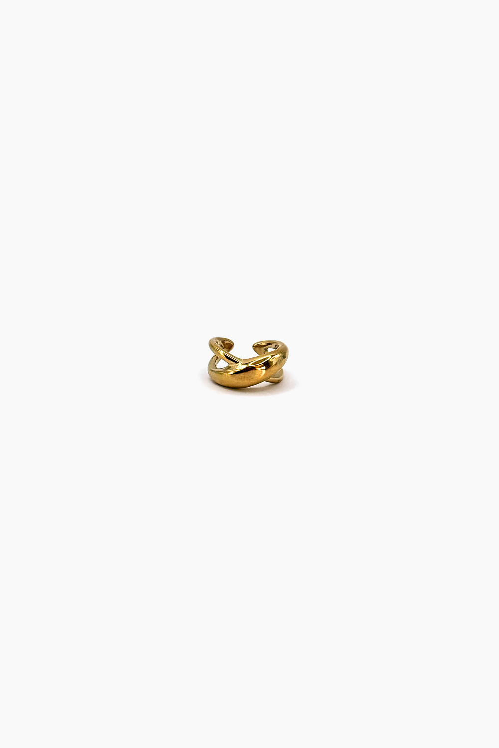 Ear Cuff Segredo Dourado moGes em aço inoxidável 316L com banho de ouro 18k, com duas linhas cruzadas, vista de frente