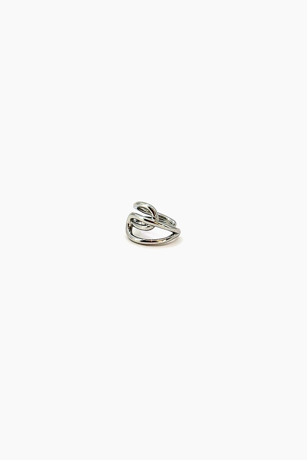 Ear Cuff Sopro Prateado moGes em aço inoxidável 316L, linha fluida em laço, vista lateral