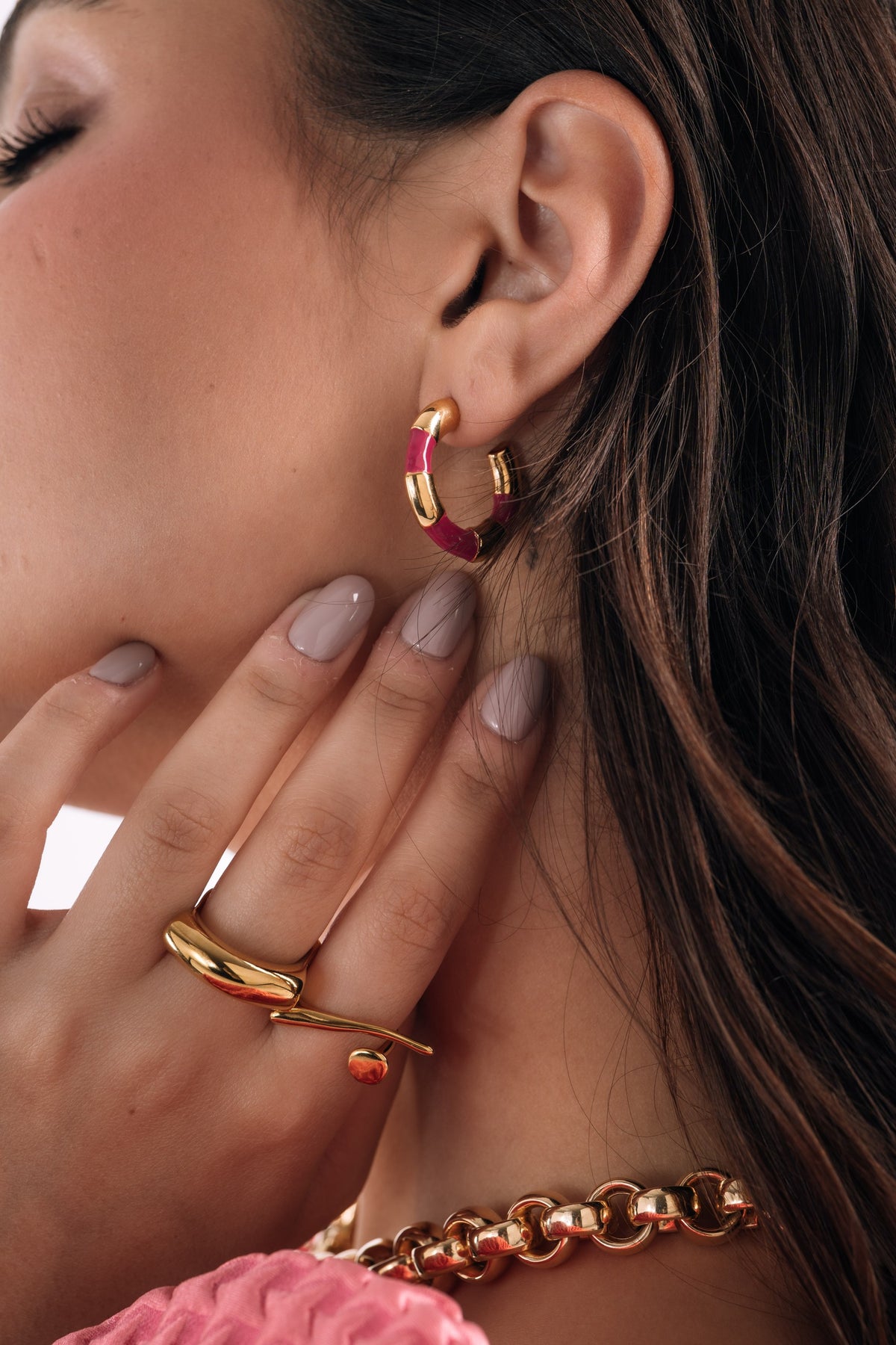 Anel Grit&Glam da Moges Jewellery em aço inoxidável 316L, fotografia de campanha
