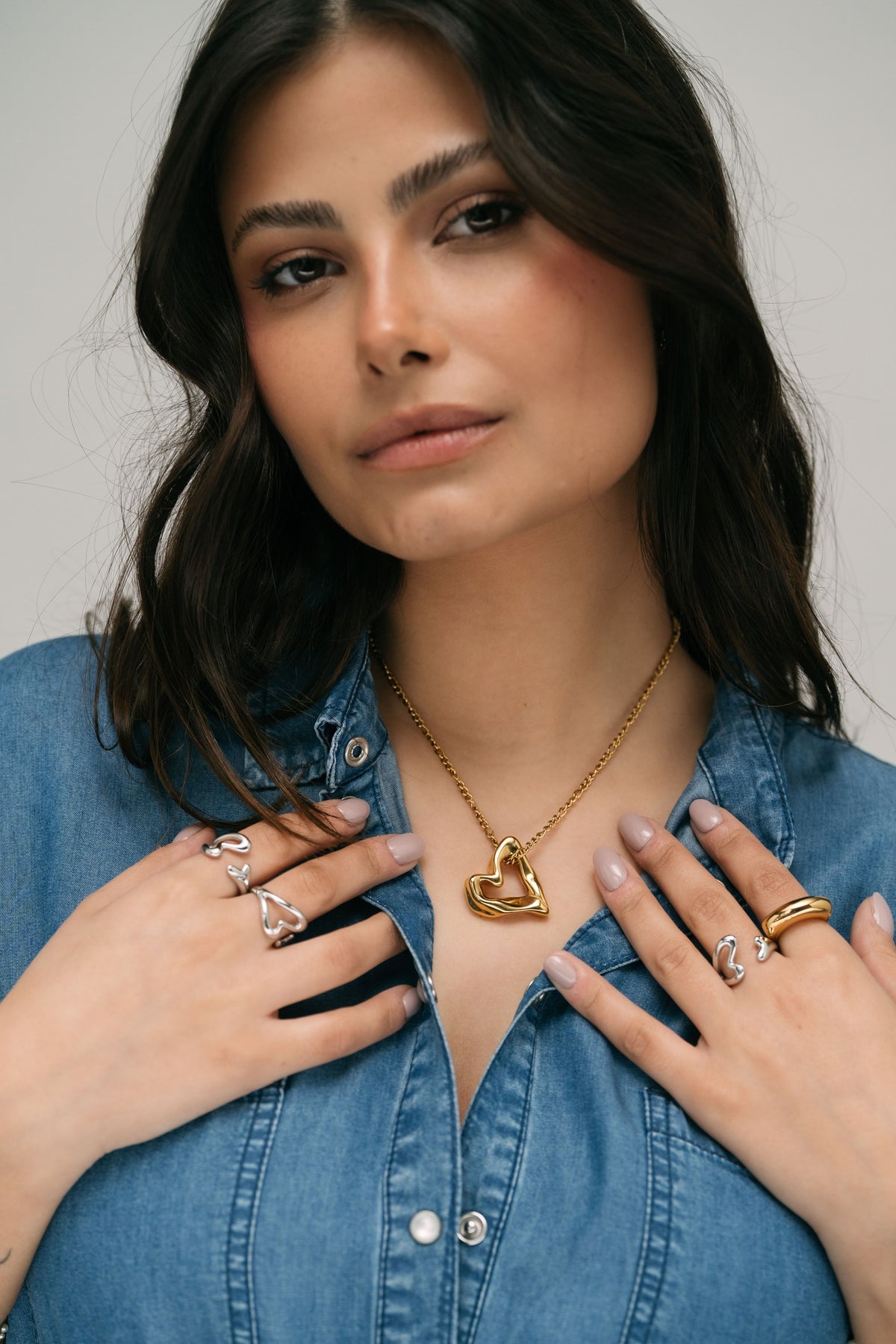 Anel Grit&Glam da Moges Jewellery em aço inoxidável 316L, fotografia de campanha
