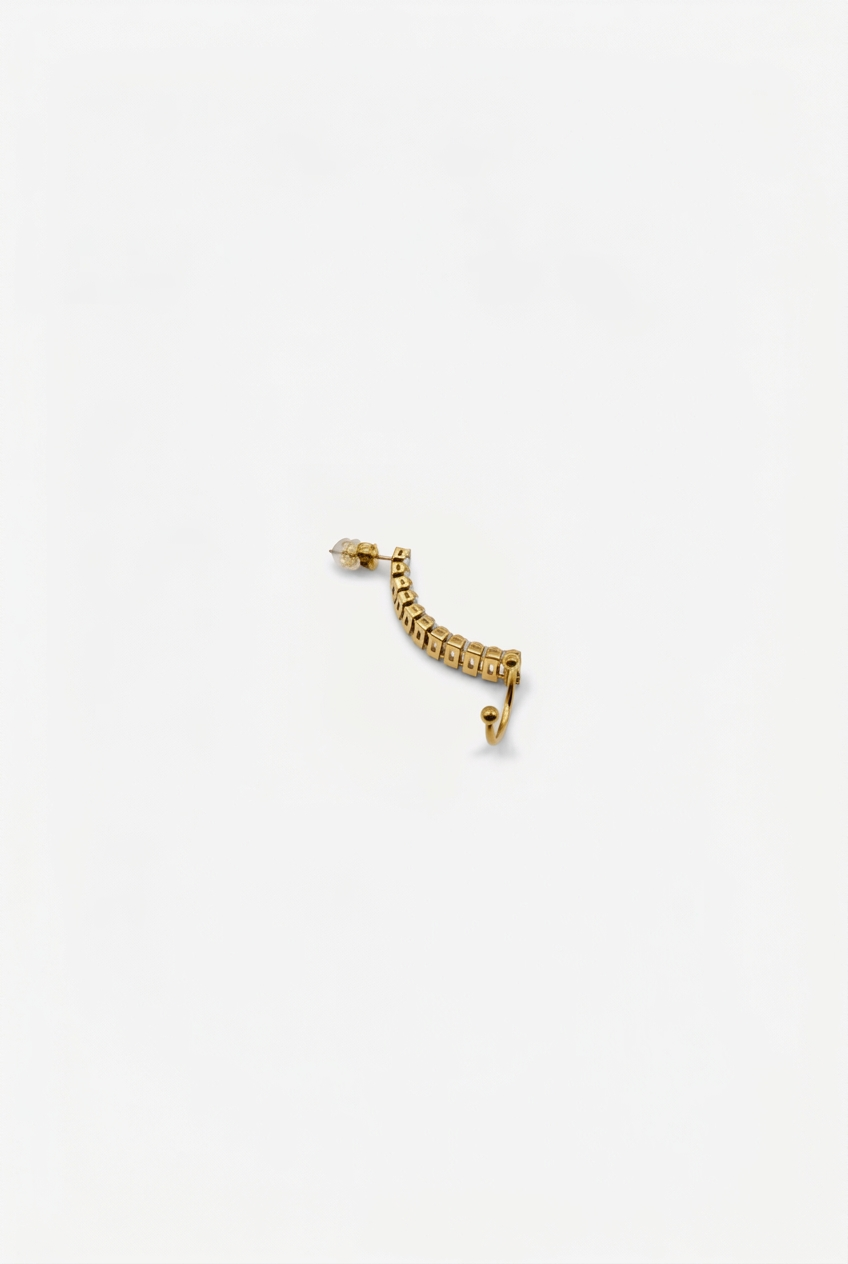Ear Cuff Brisa Dourado da Moges Jewellery em aço inoxidável 316L com banho de ouro 18k, sem necessidade de furo – imagem 5