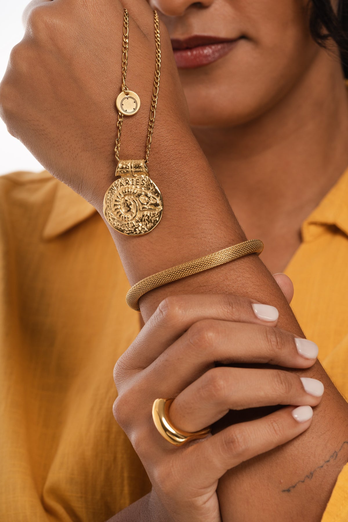 Colar Signo Carneiro by Lara Lopes da Moges Jewellery em aço inoxidável 316L, fotografia de campanha
