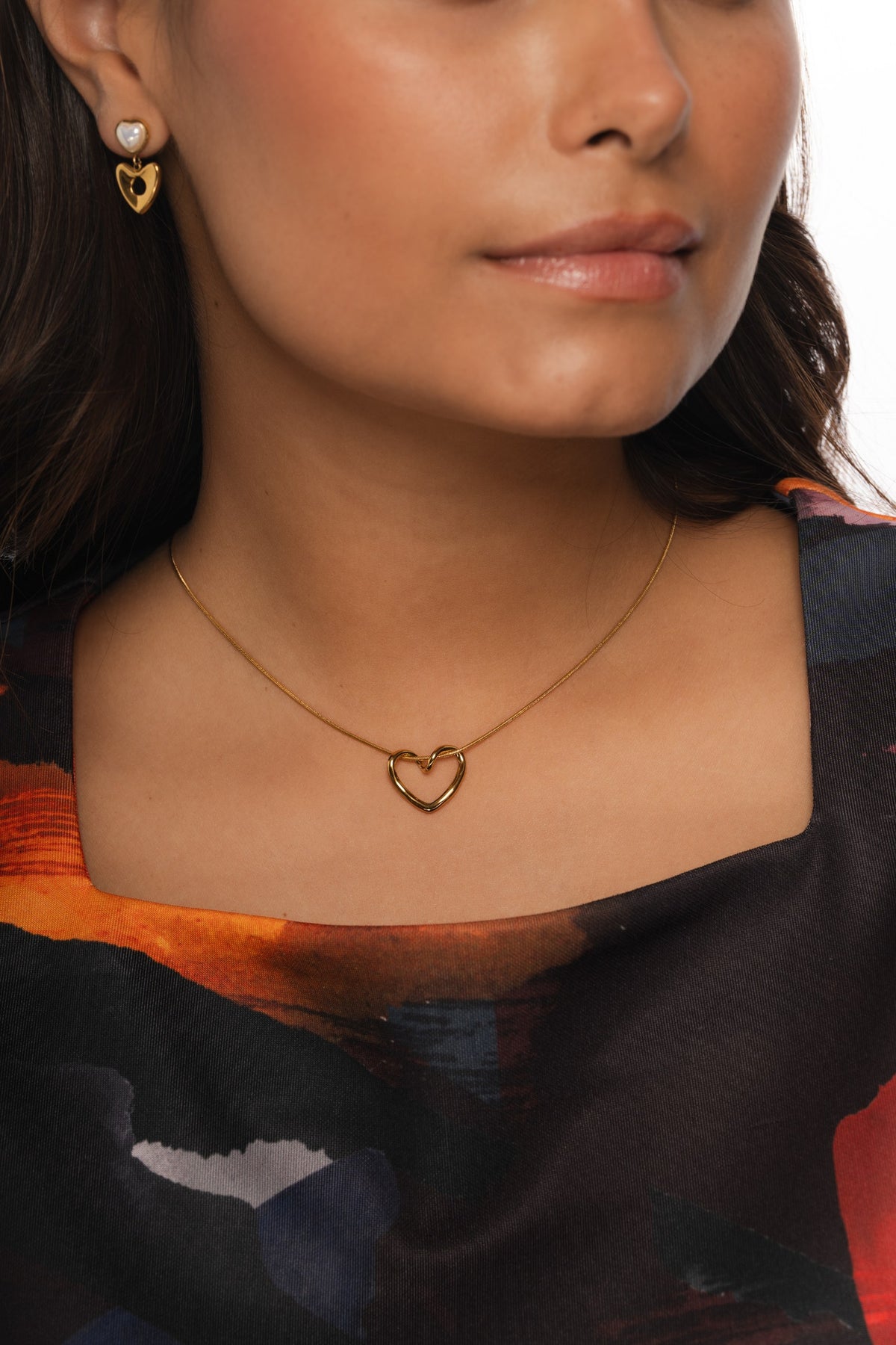 Colar Traços de Amor Dourado da Moges Jewellery em aço inoxidável 316L com banho de ouro 18k, fotografia de campanha