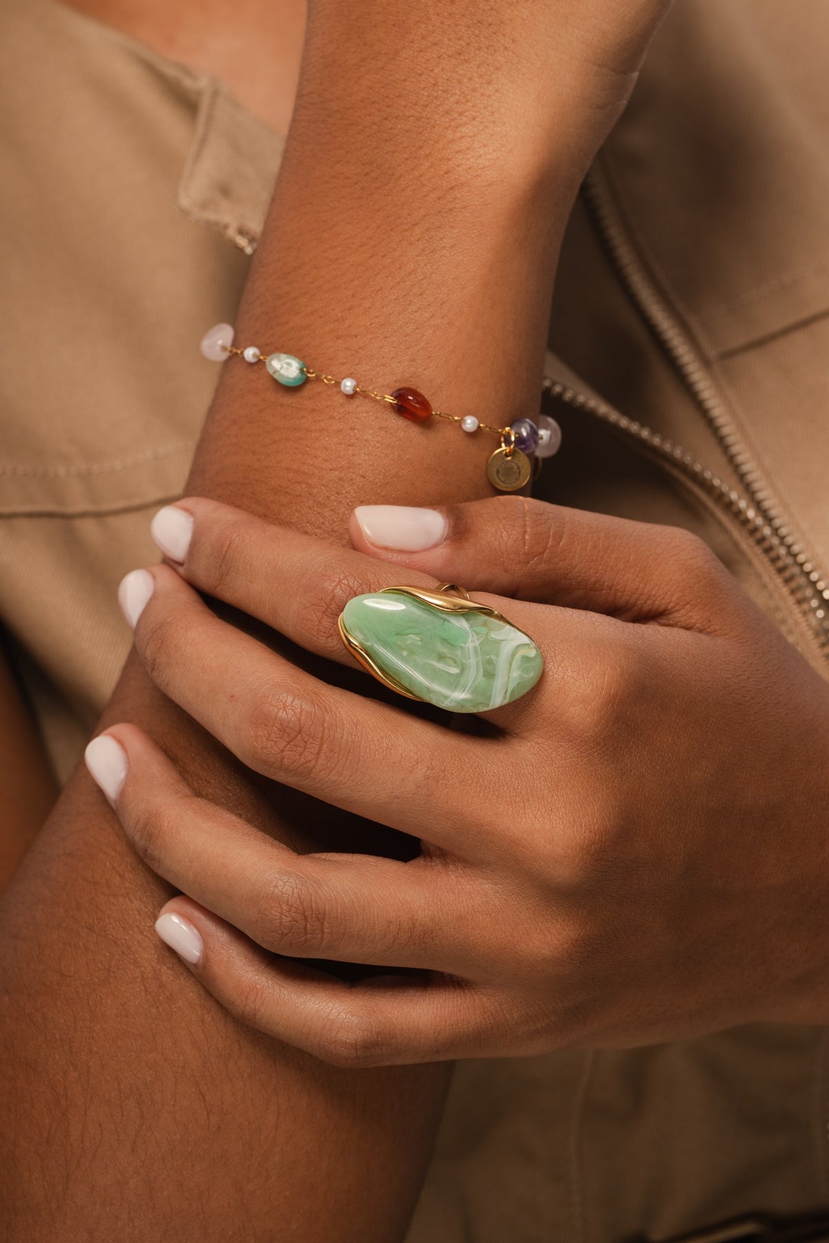 Pulseira Aura by Lara Lopes da Moges Jewellery em aço inoxidável 316L, fotografia de campanha