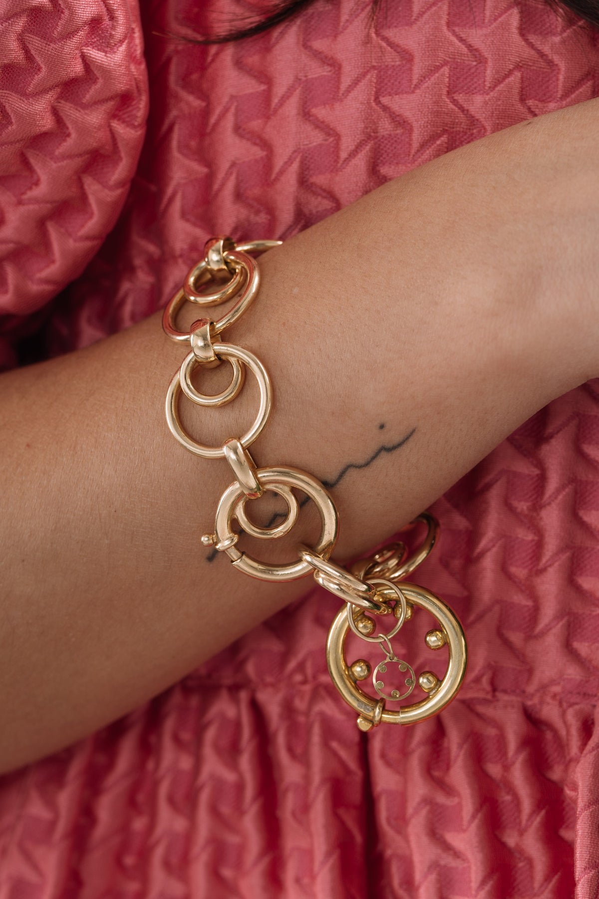 Pulseira Duplo Aro Prata Dourada da Moges Jewellery em prata 925, fotografia de campanha