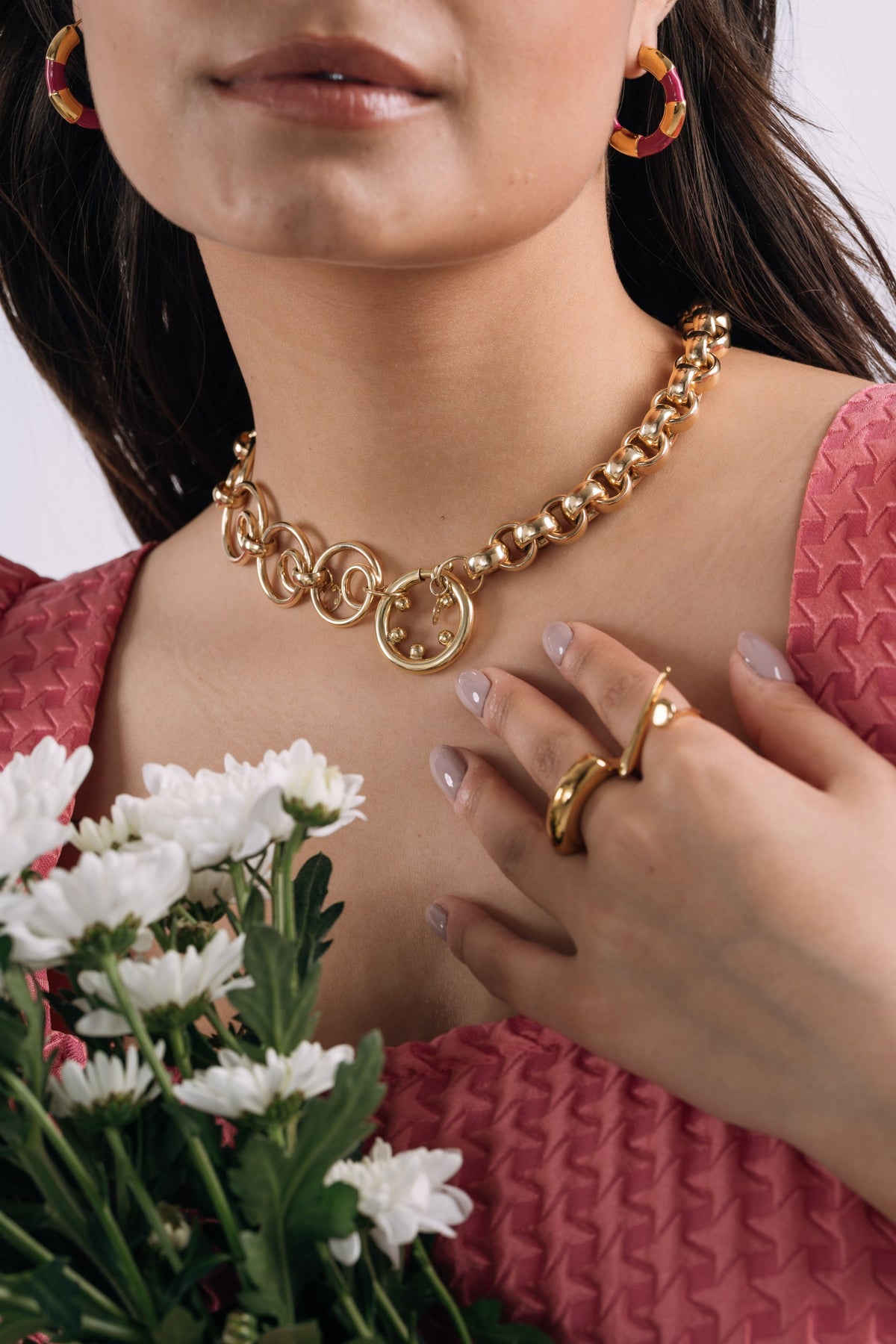 Pulseira Fortaleza Prata Dourada da Moges Jewellery em prata 925, fotografia de campanha